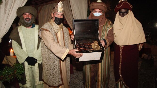 Sus Majestades los Reyes de Oriente muestran su ofrenda en la ya tradicional recreación tharsileña.