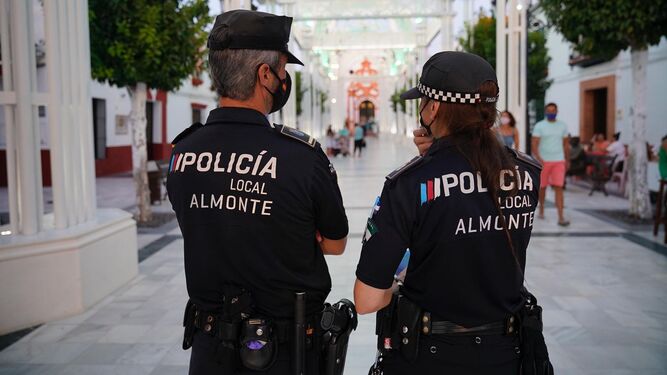 Dos agentes de la Policía Local de Almonte.