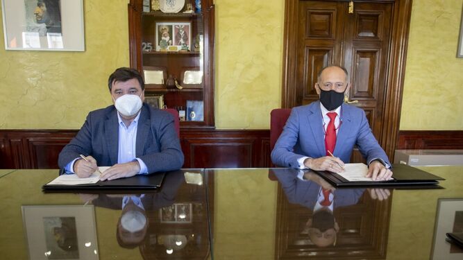 Gabriel Cruz y José Luis Menéndez, durante la firma del acuerdo.