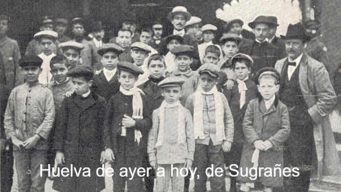 Manuel Siurot con un grupo de 20 niños de sus escuelas en Madrid, que visitaron a la Universidad y al rey.