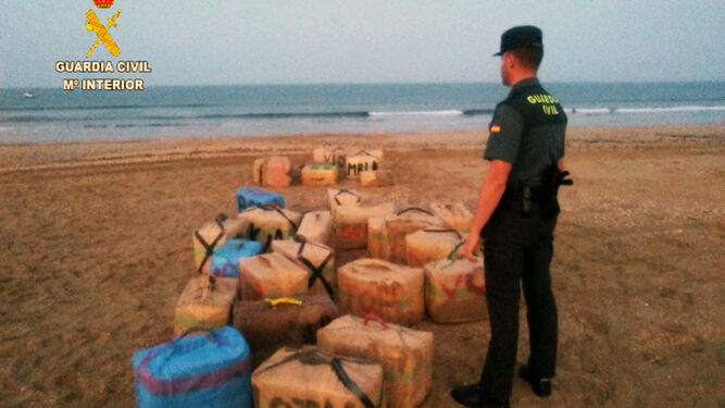 Fardos de hachís incautados por la Guardia Civil en una playa onubense, en una imagen de archivo