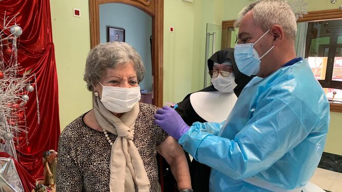 Emilia fue la primera persona que recibió una dosis de la vacuna en Huelva hace hoy justamente un año.