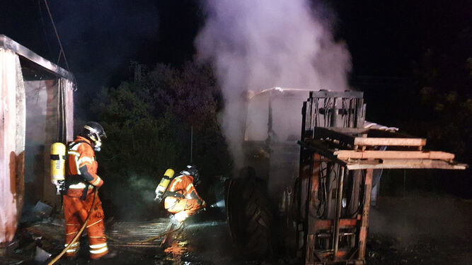 Un incendio calcina en San Silvestre un tractor y un módulo prefabricado