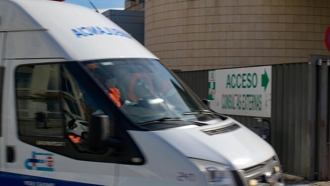 Un ambulancia accede a un hospital.