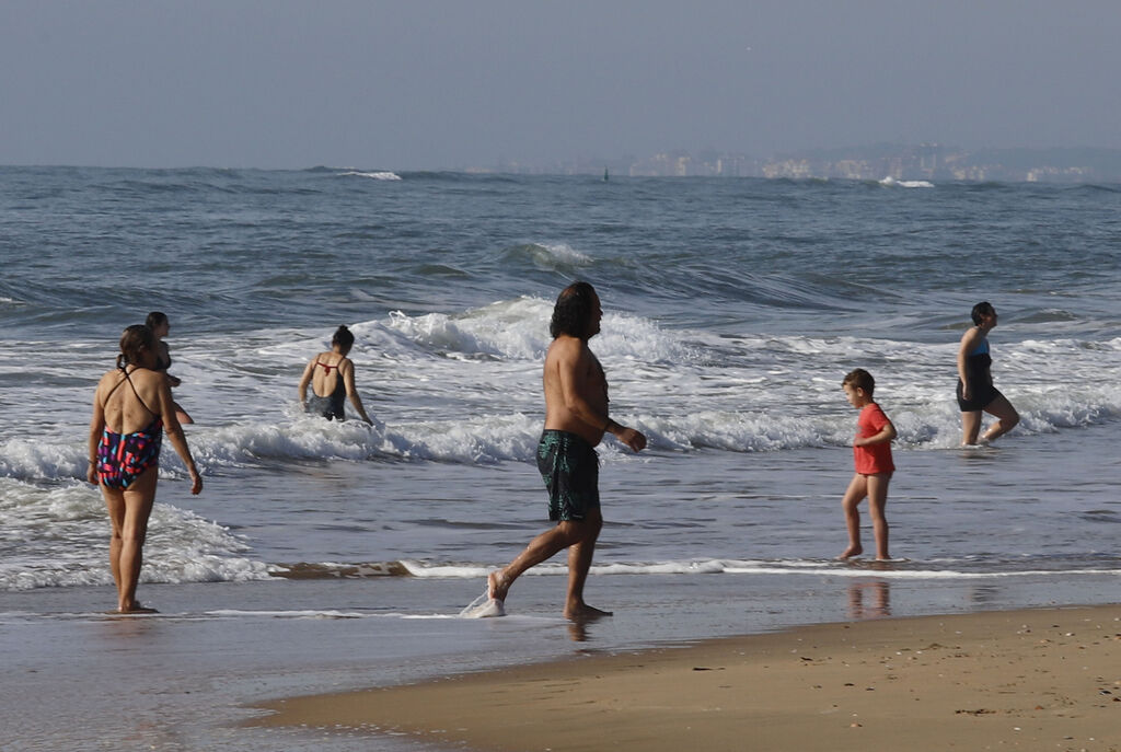 Las playas de Huelva se llenan el primer d&iacute;a del a&ntilde;o 2022
