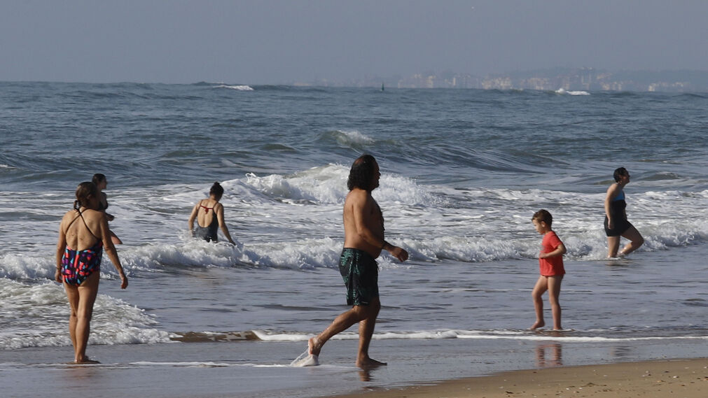 Las playas de Huelva se llenan el primer día del año 2022