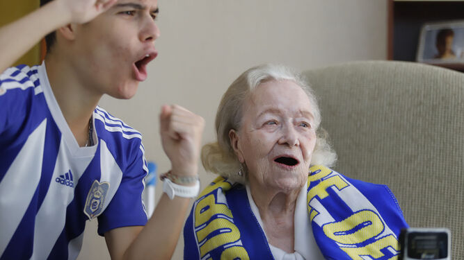 Josefa con su bisnieto, Josué, celebrando un gol del Recre.