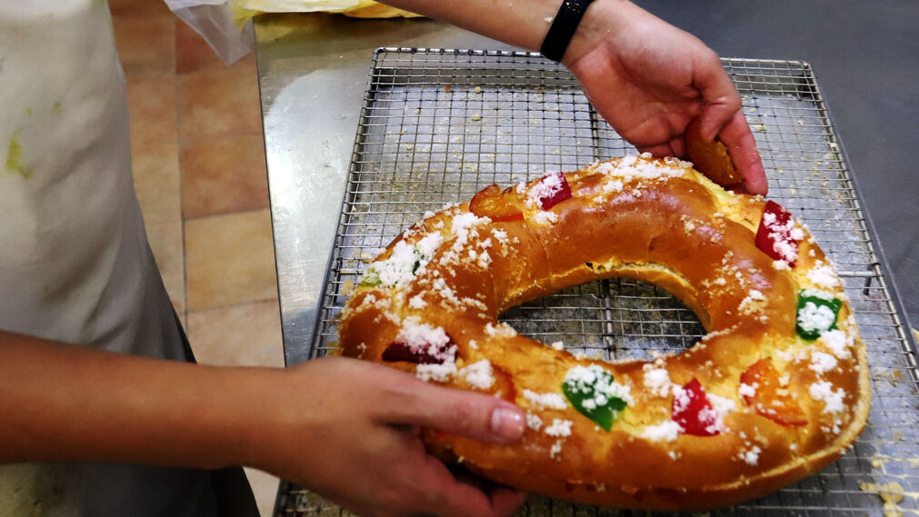 Imágenes de la elaboración del Roscón de Reyes en la Dulcería Nova Ruiz
