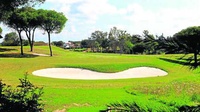 El club cuenta con unas modernas instalaciones y unos greenes de primer nivel para la práctica del golf.