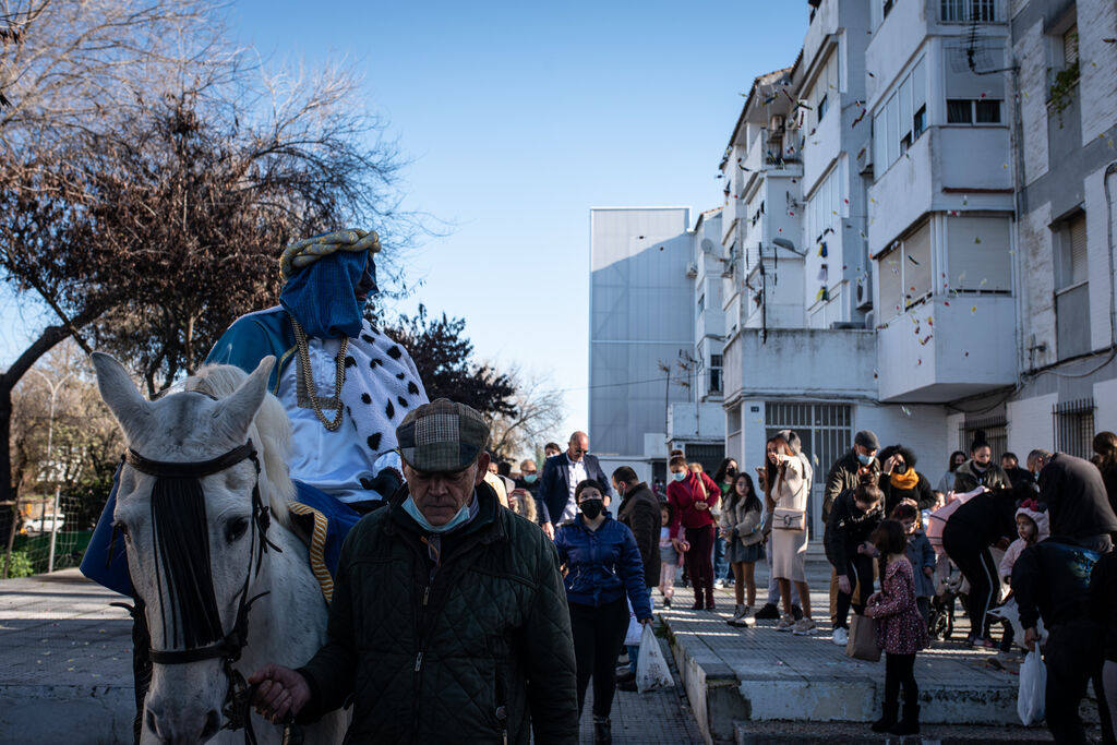 La visita de los Reyes Magos a los barrios de Huelva en im&aacute;genes