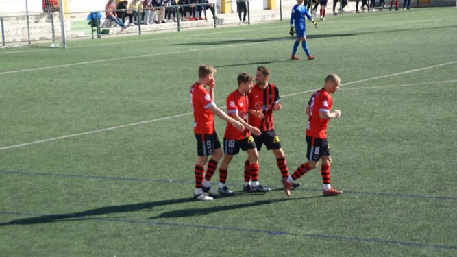 Los jugadores del Cartaya celebran uno de los goles anotados en el Municipal de Lebrija.