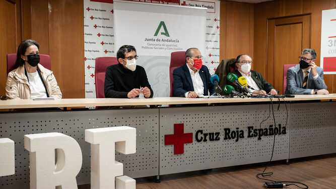 Presentación del programa de ayudas en la sede de la Cruz Roja de Huelva.