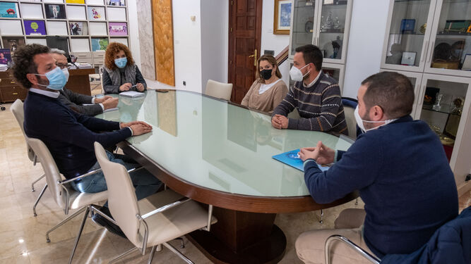 Reunión entre representantes de Ánsares y de la Diputación de Huelva.