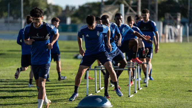 Los jugadores del Decano durante un entrenamiento en la Ciudad Deportiva.