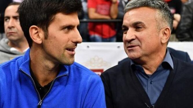 El padre de Djokovic junto a su hijo