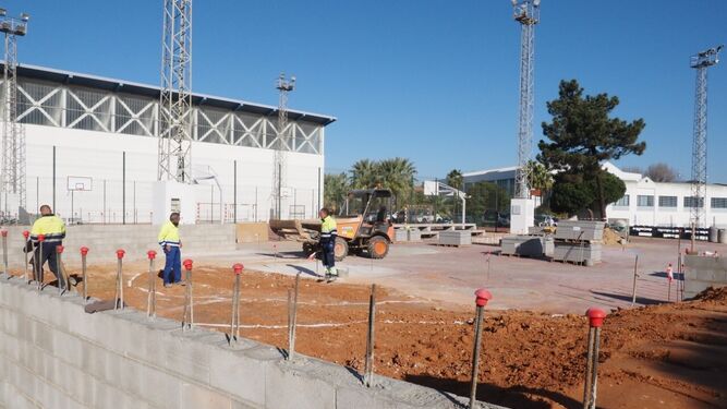 Obras que se llevan a cabo en Palos para la construcción del skatepark.