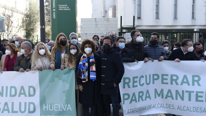 Concentración de alcaldes de la provincia de Huelva "en contra del desmantelamiento de la sanidad".
