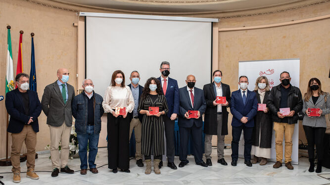 Foto de familia de los galardonados con los Premios al Valor Social de Cepsa con las autoridades presentes en el acto.