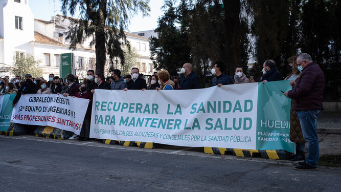 Alcaldes durante la concentración ante la Delegación del Gobierno andaluz.