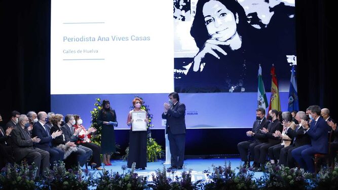 La hermana de Ana Vives Casas, Paquita Vives, recoge la distinción.