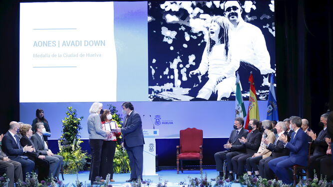 Aones y Avadi Down reciben la Medalla de Huelva