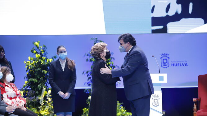 La farmacéutica María Teresa Paús recibe la Medalla de Oro de Huelva