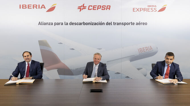 Javier Sánchez-Prieto, presidente y CEO de Iberia; Maarten Wetselaar, CEO de Cepsa, y Carlos Gómez, CEO de Iberia Express, firman el acuerdo.