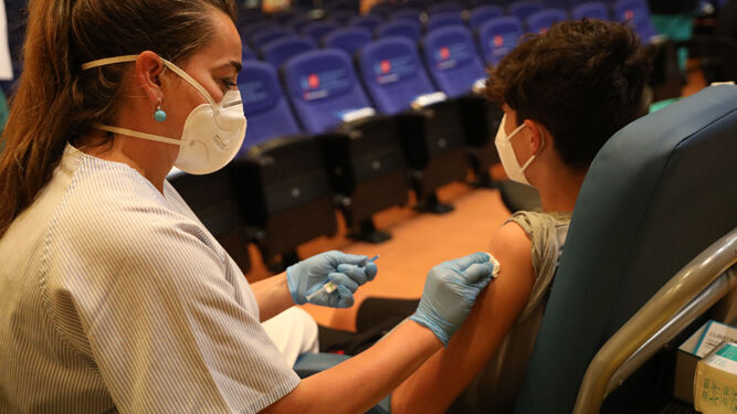 Un joven recibe una vacuna de Covid-19.