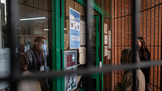 Pacientes aguardan junto a la puerta de un centro de salud en Huelva.