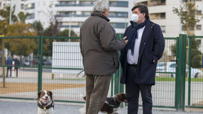 El acalde de Huelva conversa con un vecino en el área canina.