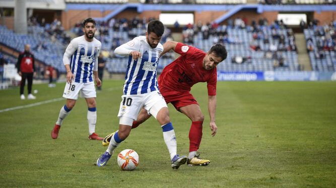 Víctor Barroso protege el balón ante el acoso de un jugador del Antoniano.