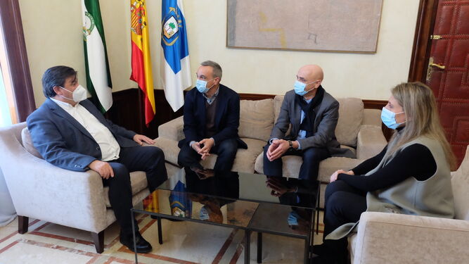 Reunión entre los responsables de Cepsa y el Ayuntamiento de la capital.