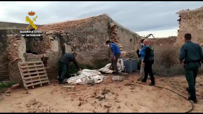 Una de las actuaciones de la Guardia Civil contra la extracción de agua ilegal del parque nacional de Doñana.