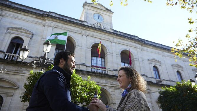 Una pareja delante del Ayuntamiento de Sevilla