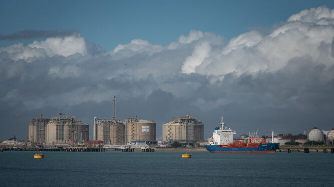 Un buque frente a las instalaciones de Enagás en el Puerto Exterior de Huelva.