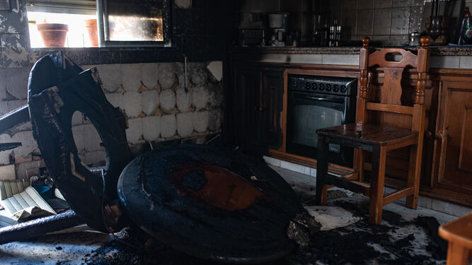 Estado en el que ha quedado la cocina del domicilio afectado por el incendio.