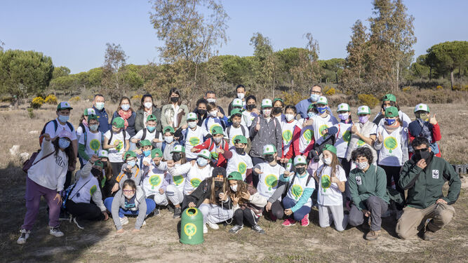 Todos los niños participantes en la plantación de árboles.