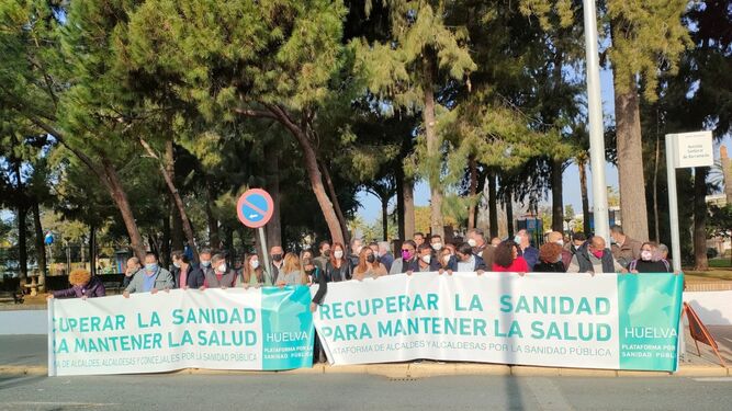 Concentración de la Plataforma de alcaldes, alcaldesas y portavoces por la Sanidad Pública de Huelva (PSPH).