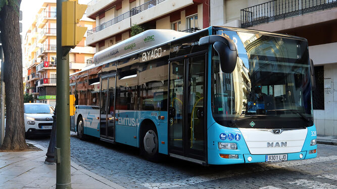 Autobús de Emtusa en el centro de Huelva.