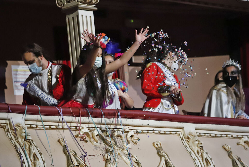 Im&aacute;genes del ambiente en el lunes de semifinales del Carnaval Colombino