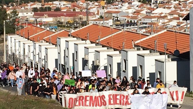 Imagen de la manifestación de los estudiantes de Nerva en contra del vertedero.