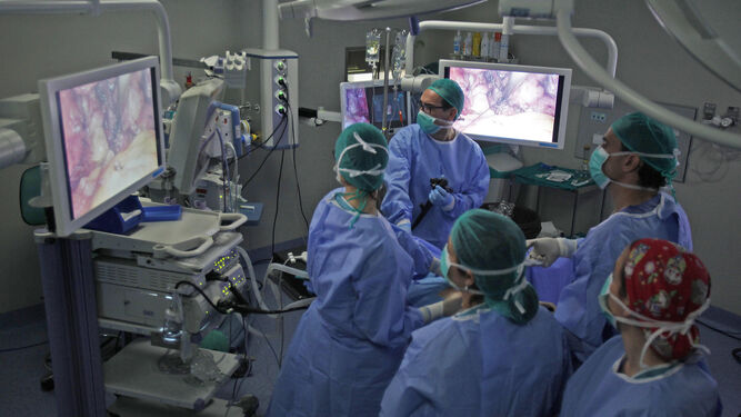 Especialistas dirigidos por el doctor Javier Padillo durante una intervención quirúrgica, en imagen de archivo.