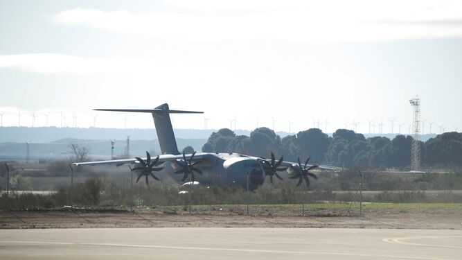 El A-400 del Ejército del Aire despega desde la base de Zaragoza.