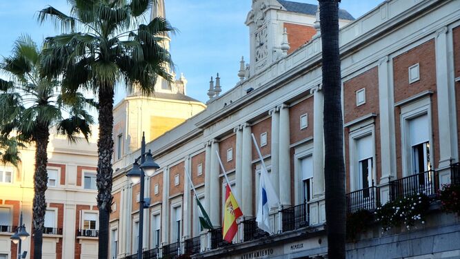 Banderas a media asta en la fachada del Ayuntamiento de Huelva.