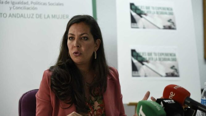 La asesora de programa del IAM en Huelva, María Martín, en  la presentación de la campaña por el Día de la Igualdad Salarial.