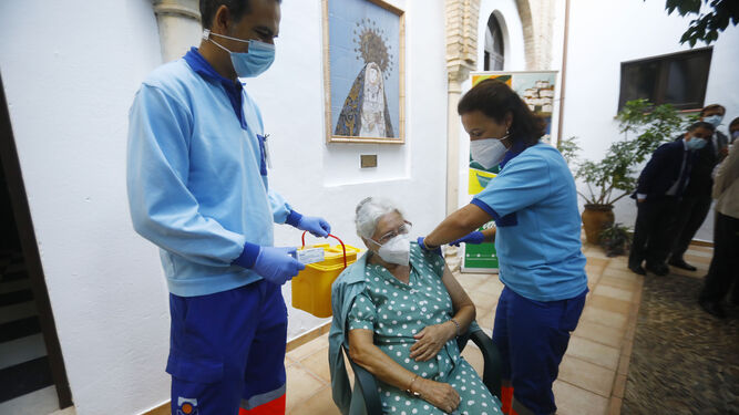 Una mujer residente de un centro de mayores en la vacunación contra el covid.