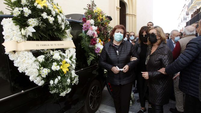 La viuda de Juan Antonio Cordero, en el centro, arropada por otros familiares este miércoles en Lepe