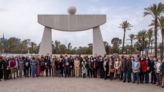 Foto de familia del Pacto de Turismo de Huelva.