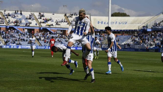 Arjona festeja por todo lo alto uno de los goles que anotó ante el Sevilla C.