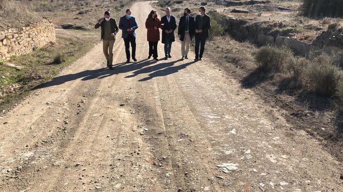 Carmen Crespo visita uno de los caminos forestales mejorados en Huelva.